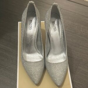 Michael Kors Silver Women's Shoes
Excellent condition 🌟🌟🌟🌟🌟